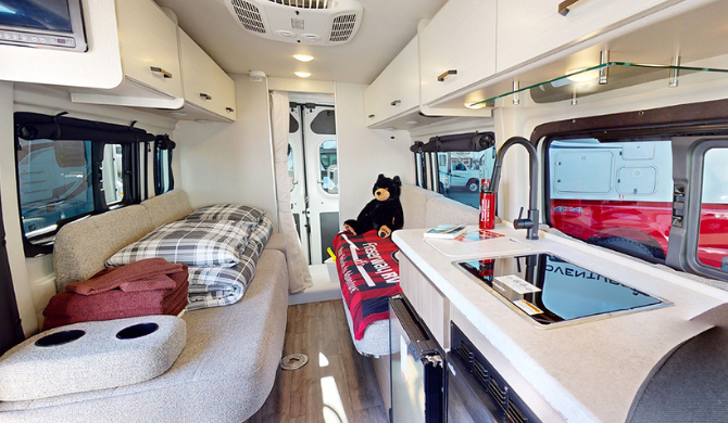 Het interieur van de Fraserway Van Conversion camper