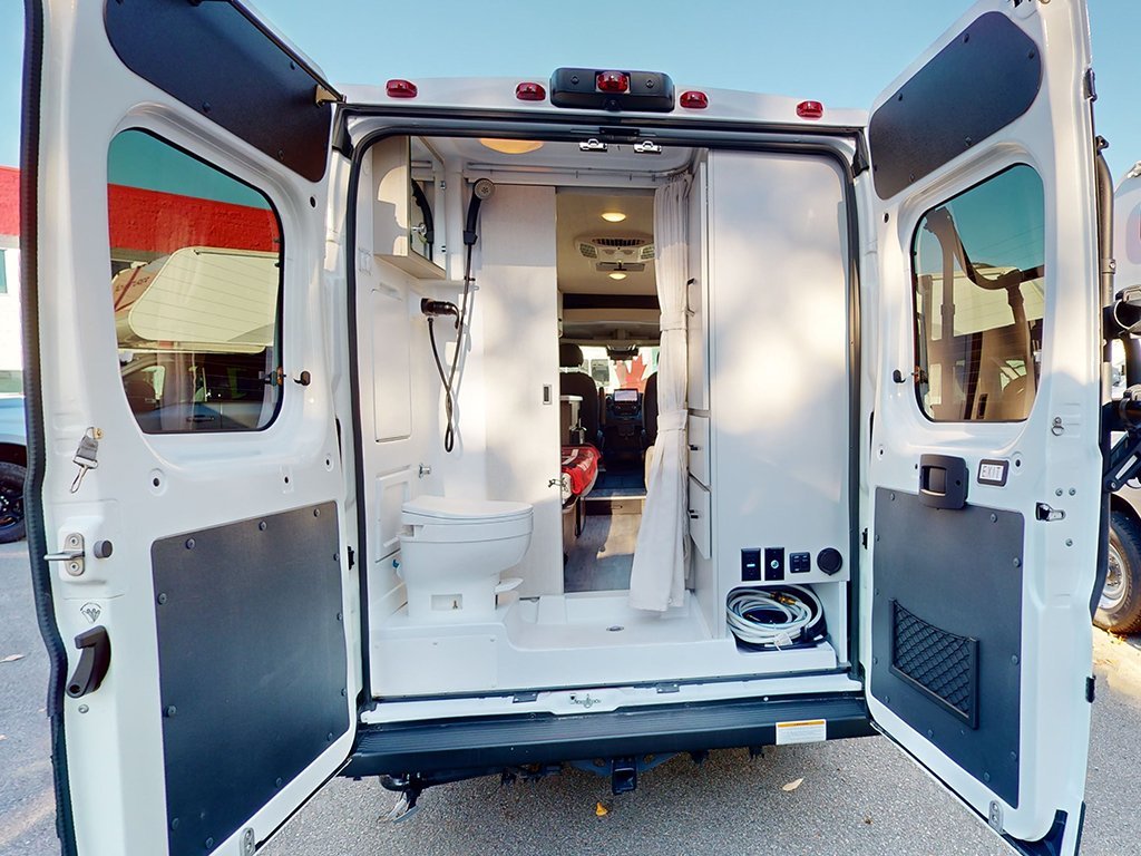 Het interieur in de Fraserway Van Conversion camper