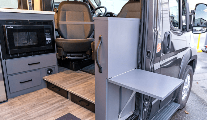 Het interieur van de Fraserway Van Conversion camper