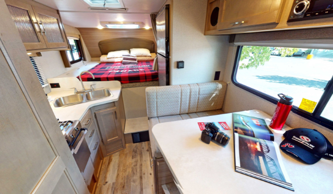 Het interieur van de Fraserway Truck Camper