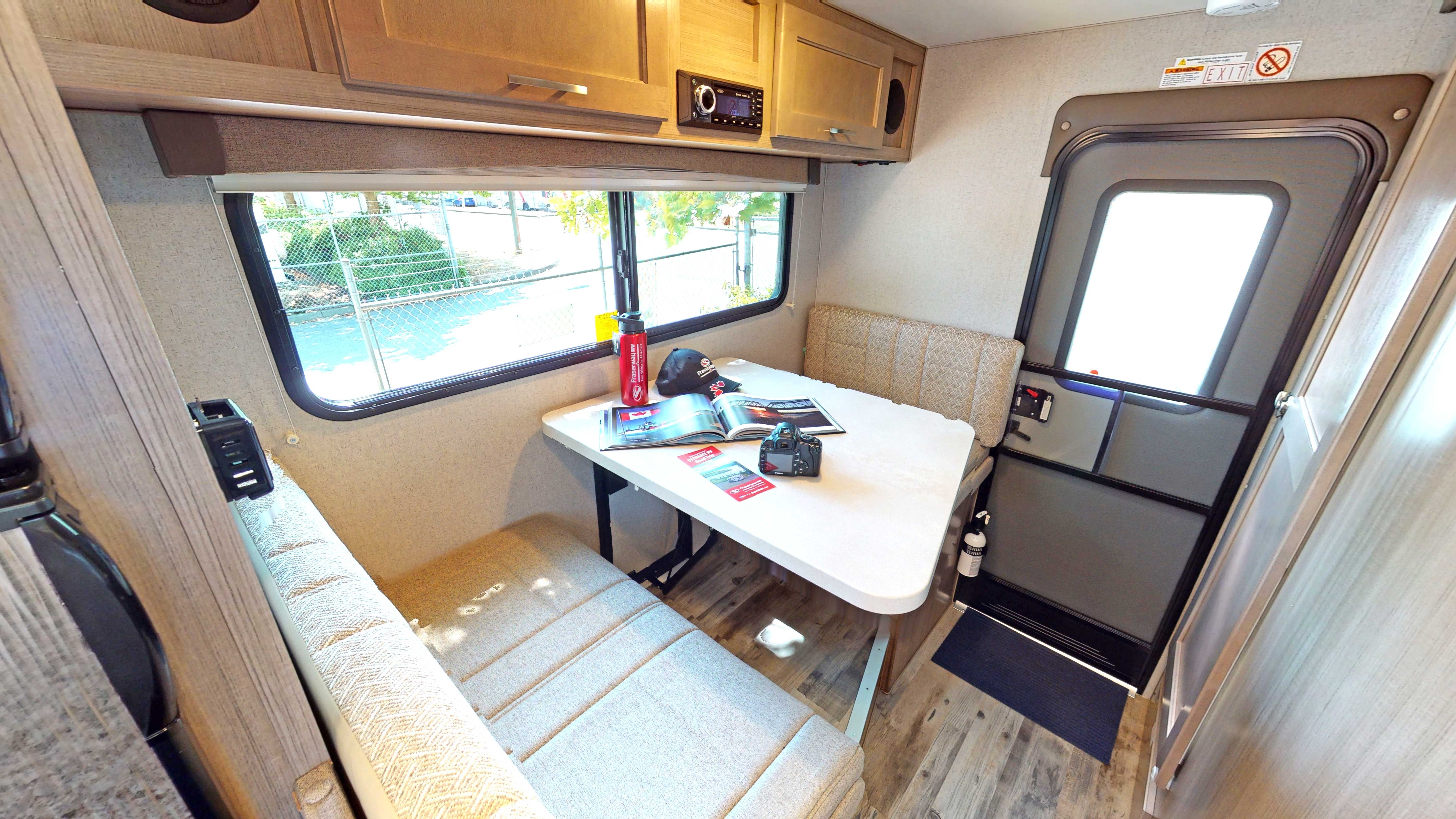 Het interieur van de Fraserway Truck Camper