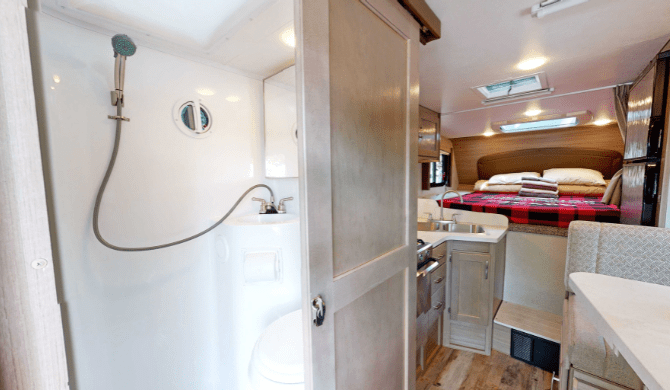 De compacte badkamer in de Fraserway Truck Camper