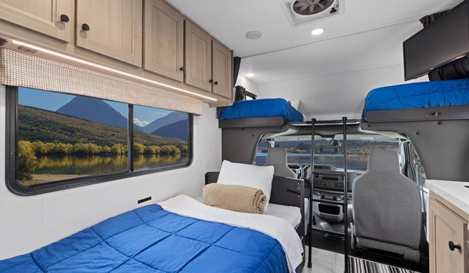 Twee eenpersoons cab-overbedden in de CanaDream MHC camper