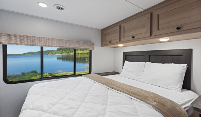 Het bed achterin de CanaDream MHX camper