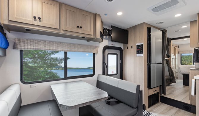 Het interieur van de CanaDream MHX camper