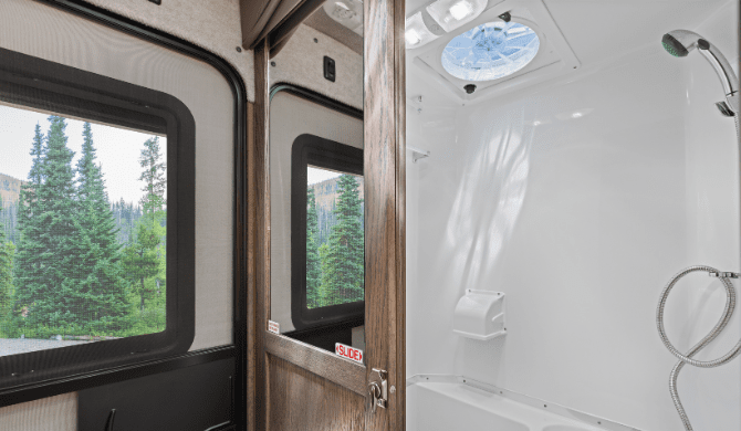 De compacte badkamer in de TCA camper van CanaDream