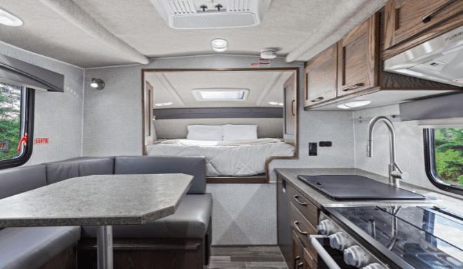 Het interieur van de TCA camper van CanaDream