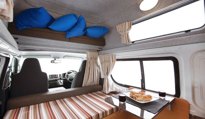 Het interieur van de Hippie Endeavour camper