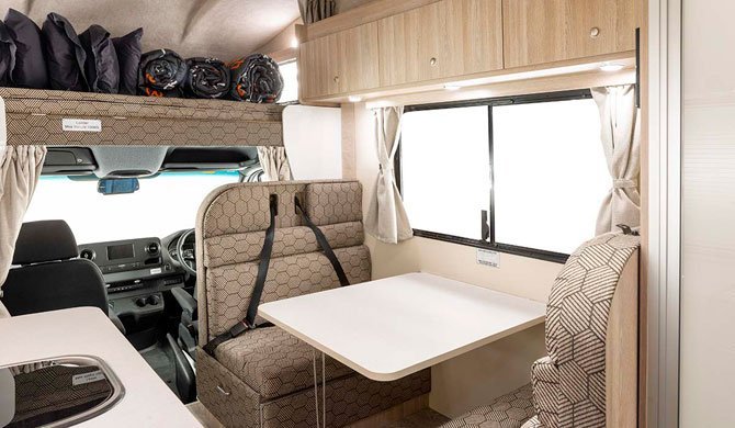 Het interieur van de Apollo Euro Deluxe camper