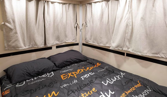 Het bed achterin de Apollo Euro Deluxe camper