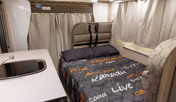 Het bed voorin de Apollo Euro Deluxe camper