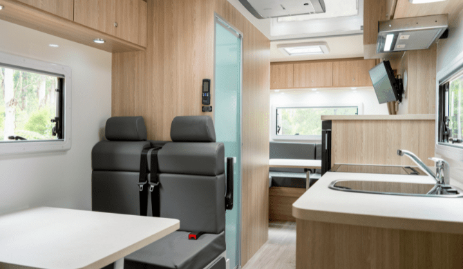 Het interieur van de Maui River Camper. 