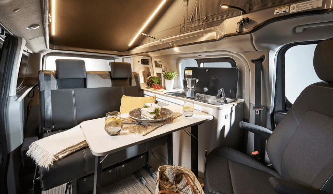 Het luxe interieur van de Rent Easy City Classic camper