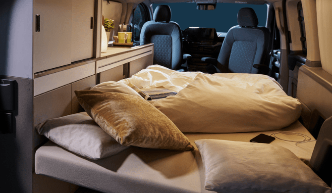 Het bed in de Rent Easy City Classic camper