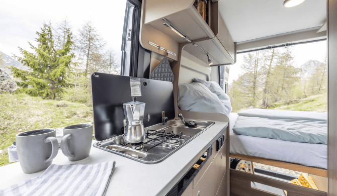 De compacte keuken in de Rent Easy City Extra camper