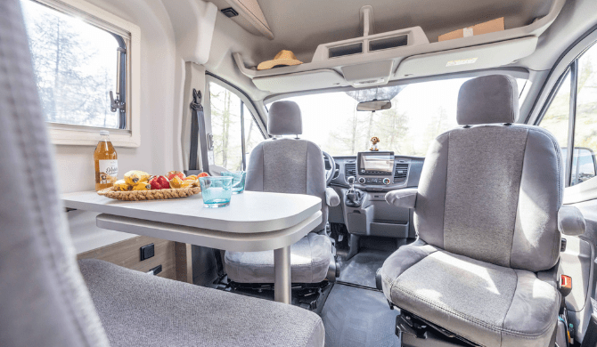 Het luxe interieur van de Rent Easy City Extra camper