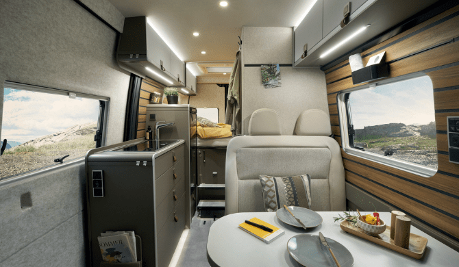 Het luxe interieur van de Rent Easy City First camper