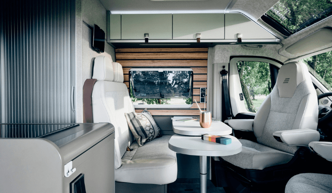 Het luxe interieur van de Rent Easy City First camper