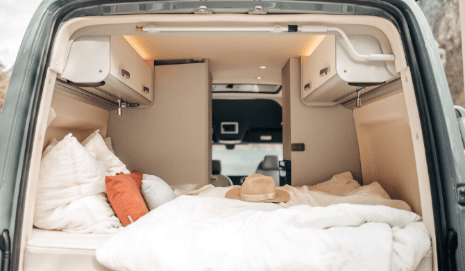 Het bed achterin de Rent Easy City First camper