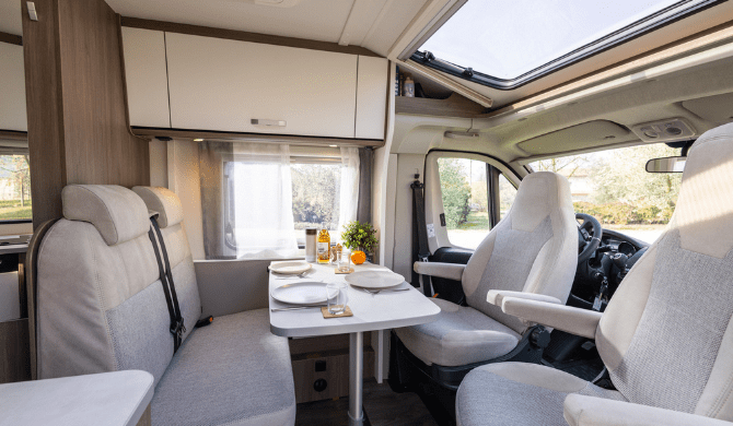 Het luxe interieur van de Rent Easy Active Extra camper