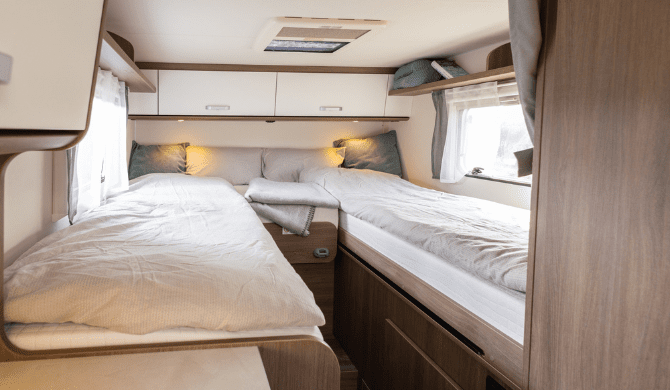 Het bed achterin de Rent Easy Active Extra camper