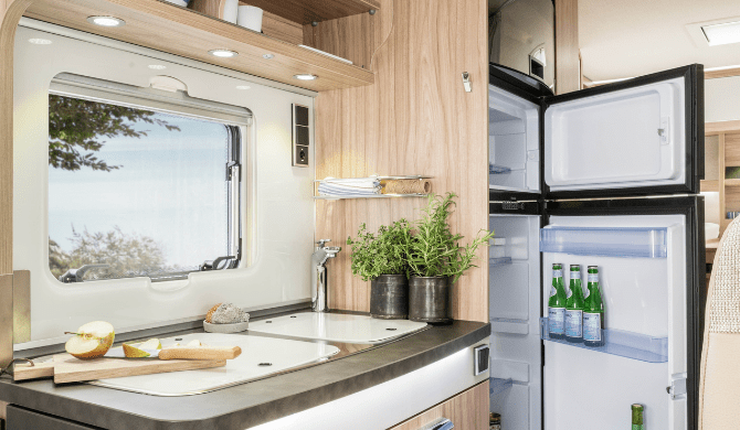 De compacte keuken in de Rent Easy Active First camper