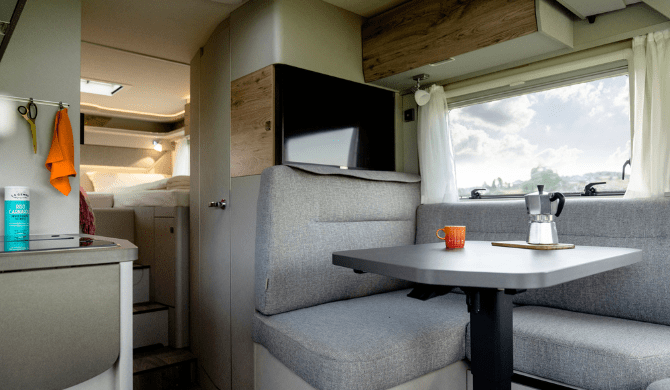 Het luxe interieur van de Rent Easy Active First camper