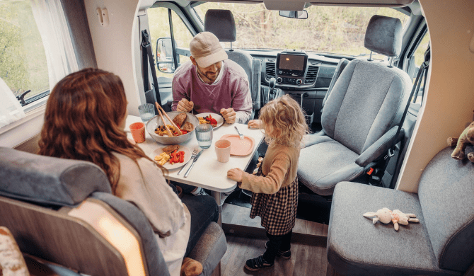 De dinette in de Rent Easy Family Classic camper