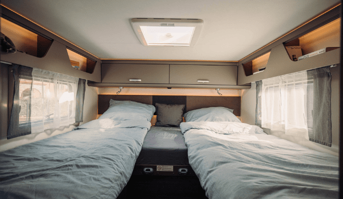 Het luxe interieur van de Rent Easy Family Classic camper