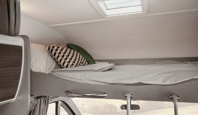 Het bed boven de bestuurderscabine in de Rent Easy Family First camper