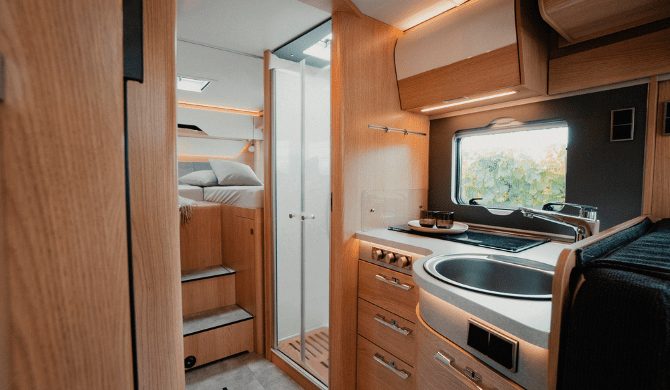 De compacte keuken in de Rent Easy Exclusive Extra camper