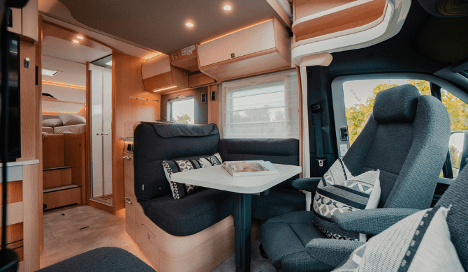 Het luxe interieur van de Rent Easy Exclusive Extra camper