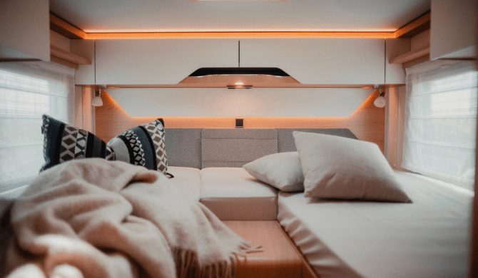 Het bed achterin de Rent Easy Exclusive Extra camper