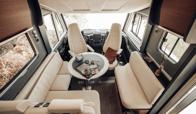 Het luxe interieur van de Rent Easy Premium Classic camper