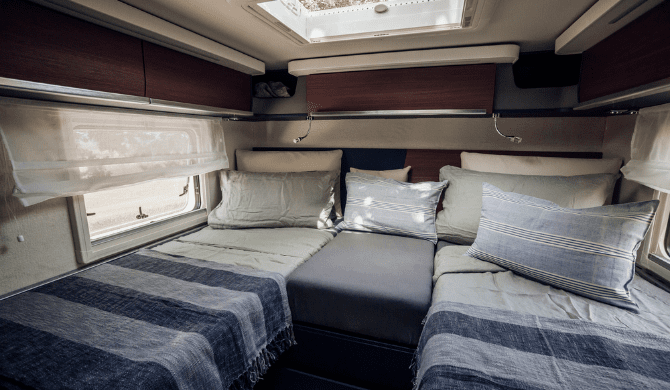 Twee eenpersoonsbedden achterin de Rent Easy Premium Classic camper