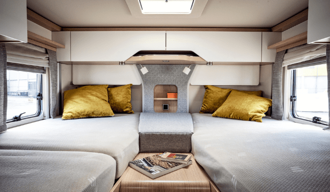 Het bed achterin de Rent Easy Premium First camper