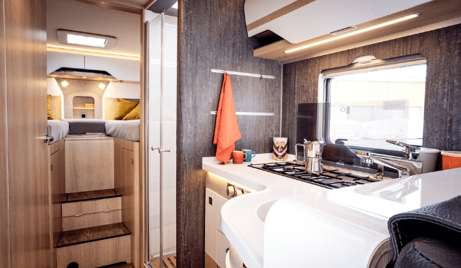 De luxe keuken in de Rent Easy Premium First camper