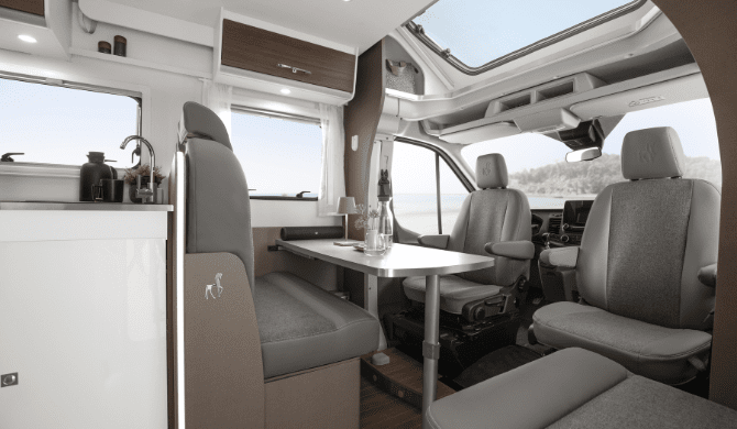 De dinette in de Just Go Pathfinder camper