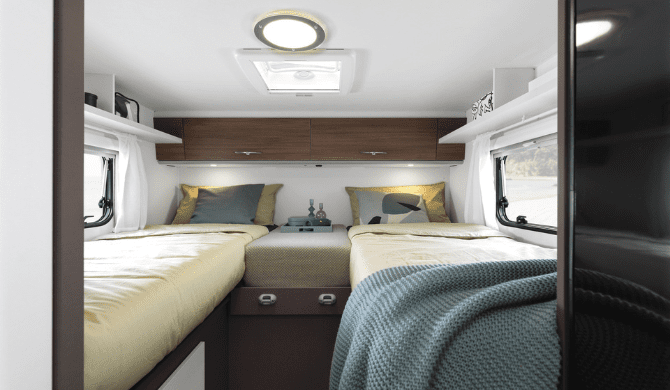 Het bed achterin de Just Go Pathfinder camper