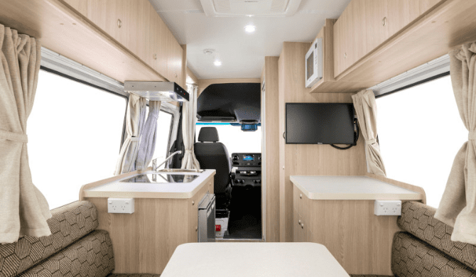 Het interieur van de Cheapa Campa 2Berth Camper. 