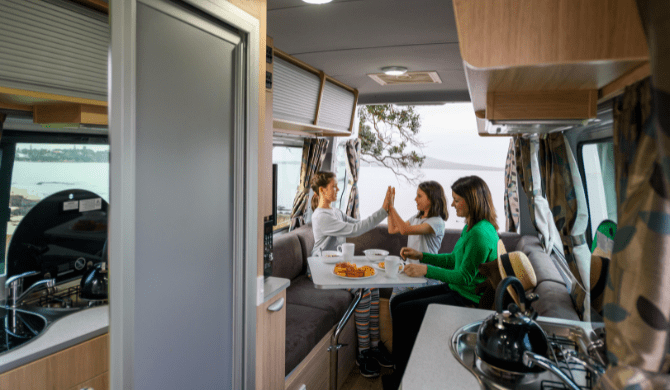 Overzicht van de Deuce Plus camper van Mighty