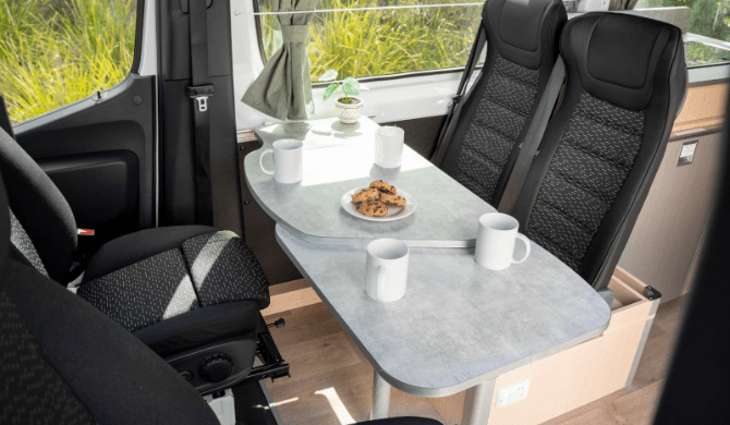 De dinette van de Britz Voyager Camper.