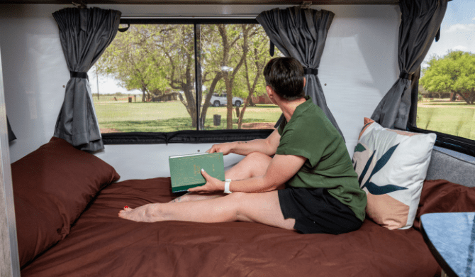 Het bed achterin de M6B camper van Maui