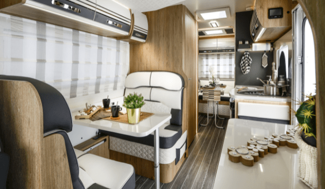 Het interieur van de Discovery camper van Apollo