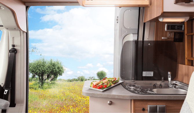 De keuken in de Explorer camper van Apollo