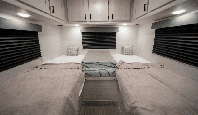 Het bed achterin de MHL camper van CanaDream