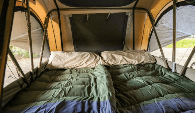 Het bed van de Britz Safari Camper. 