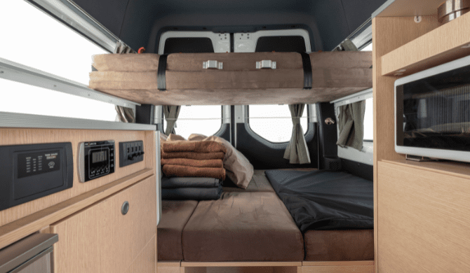 Het bed in de Voyager camper van Britz