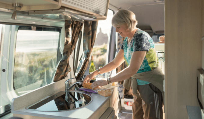 Keuken in de Deuce Plus camper van Mighty