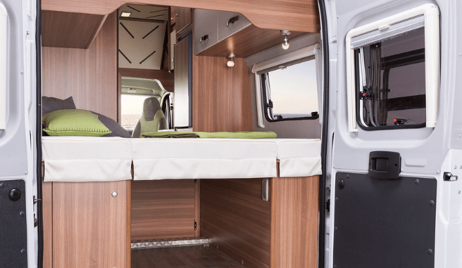 Het bed achterin in de Explorer camper van Apollo